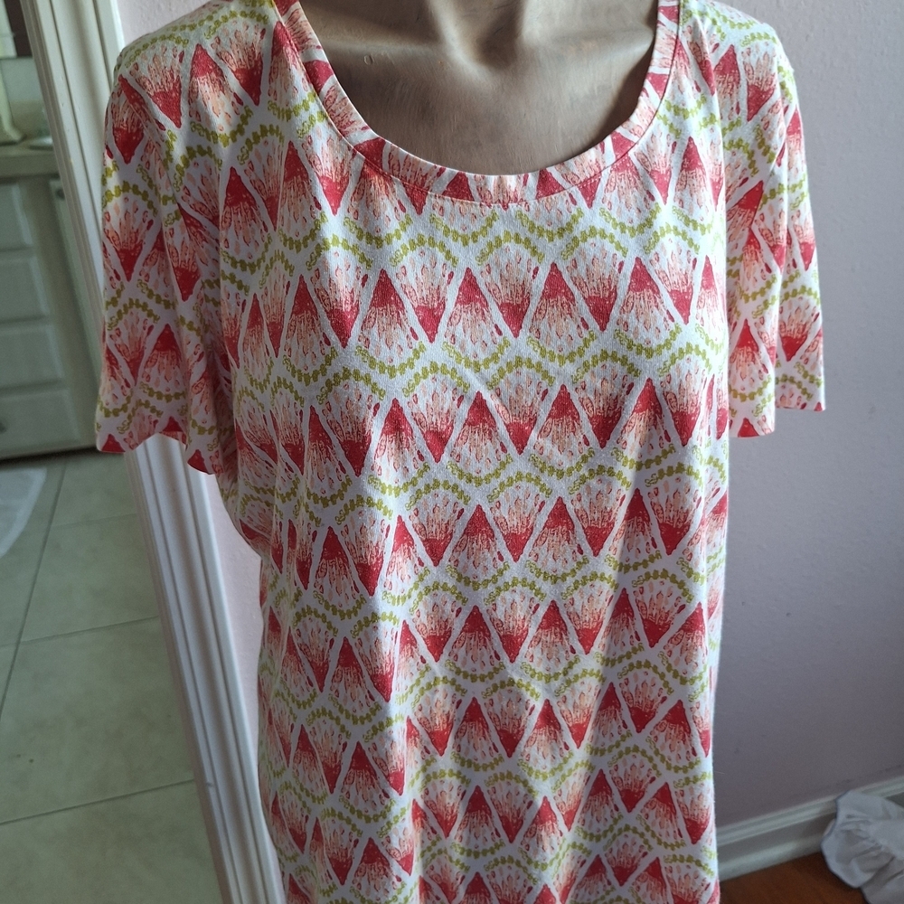 Coral Bay Short Sleeve Scoop Neck Top in Red & Green Pattern